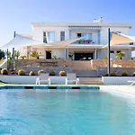 Villa Francoise Pour 10 Personnes Avec Vue Et Piscine Chauffee A
