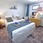 Francoise Pour 10 Personnes Avec Vue Et Piscine Chauffee A Villa Carqueiranne